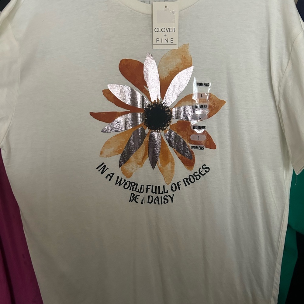 Clover & Pine Cream Graphic T-Shirt